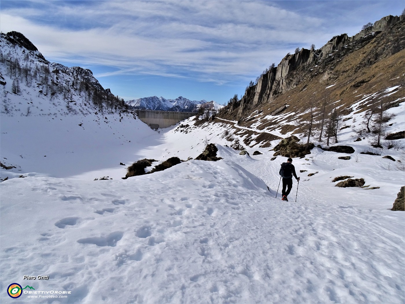 49 Bella vista sul Lago di Fregabolgia vuoto d'acqua e ricoperto di neve.JPG